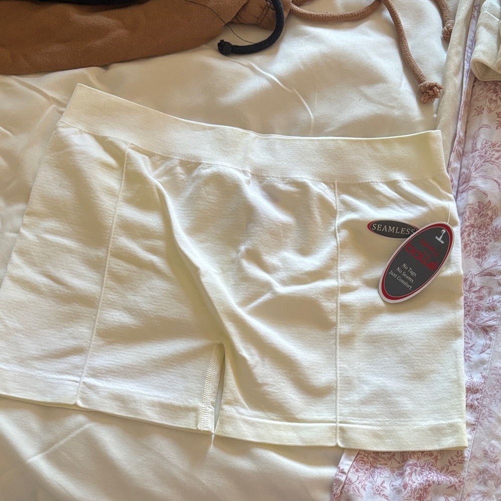Bolle Women's Cream Seamless Bike Shorts